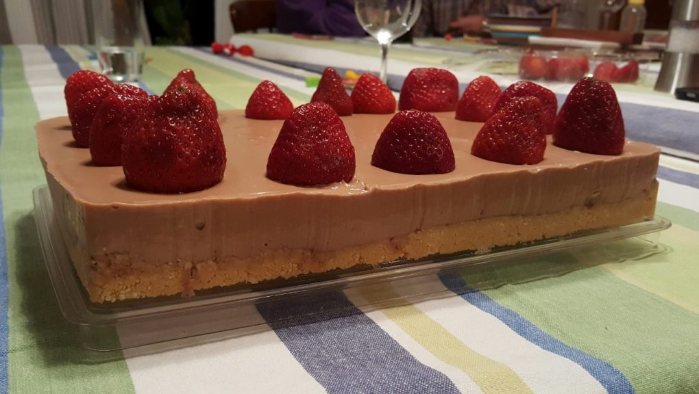 Easily serving the chocolate cheesecake from the Delicake Master